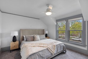 3 bedrooms, iron/ironing board, WiFi, bed sheets - Chic 3 bedroom Get-a-way in downtown Lake Geneva (Lake Geneva)