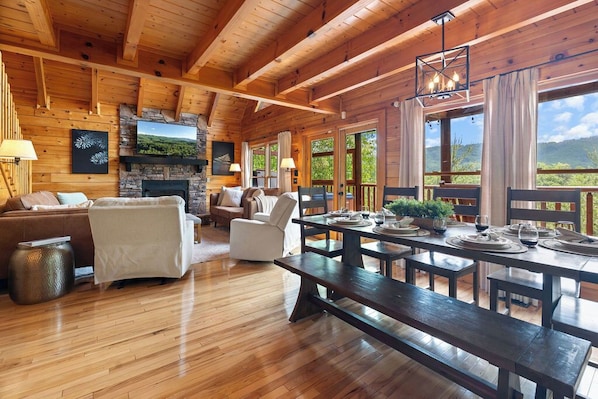 Dining - Mountain View Cabin w/ Hot Tub, Theater & Pool (Pigeon Forge)
