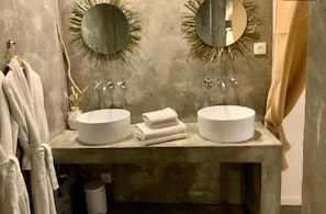 Dusche, Whirlpool, Haartrockner, Handtücher