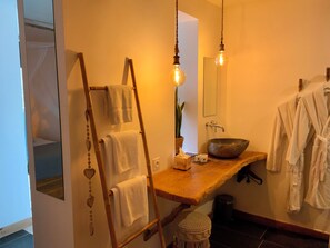 Ducha, bañera de hidromasaje, secador de pelo y toallas