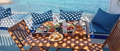 Petit déjeuner complet compris tous les jours