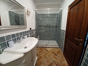 Dusche, Haartrockner, Bidet, Handtücher