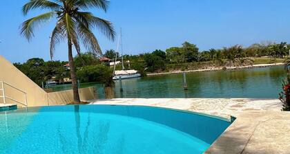 Waterfront, Beach Tour Included!