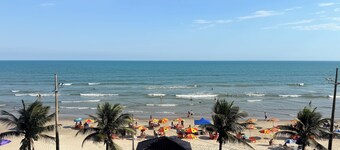 Seafront apartment with barbecue on the balcony and swimming pool 
