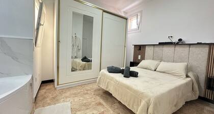 Flat with jacuzzi in suite.