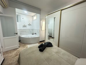2 bedrooms, in-room safe, iron/ironing board, free WiFi