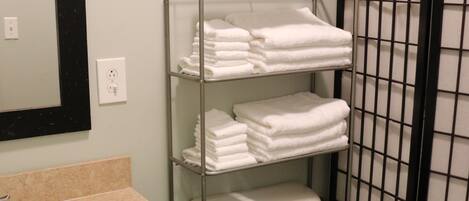 Pyyhkeet, saippua, vessapaperi