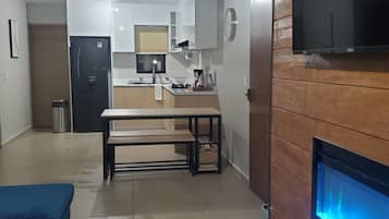 Jääkaappi, mikroaaltouuni, kahvin-/teenkeitin, tehosekoitin