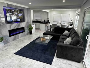 Smart TV, fireplace - Hideaway Haven near LAX, Sofi Stadium, the Forum. (Inglewood)