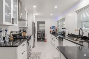 Fridge, microwave, oven, stovetop - Hideaway Haven near LAX, Sofi Stadium, the Forum. (Inglewood)