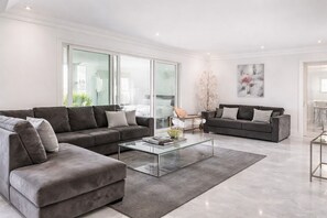 Smart TV, fireplace - Hideaway Haven near LAX, Sofi Stadium, the Forum. (Inglewood)