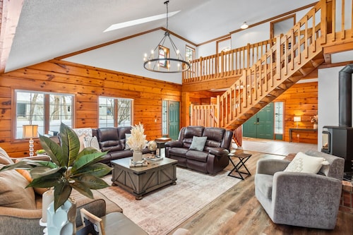  GRAND COTTAGE IN PORT FRANKS, HOT TUB. PET-FRIENDLY!