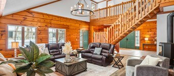  GRAND COTTAGE IN PORT FRANKS, HOT TUB. PET-FRIENDLY!