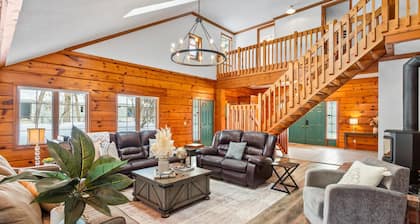 GRAND COTTAGE IN PORT FRANKS, HOT TUB. PET-FRIENDLY!