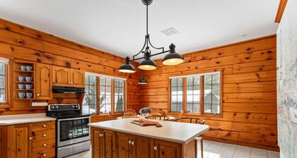 $500 GIFT w/stay*! GRAND COTTAGE IN PORT FRANKS, HOT TUB. PET-FRIENDLY!