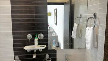 Family Cottage | Bathroom | Towels, soap, toilet paper