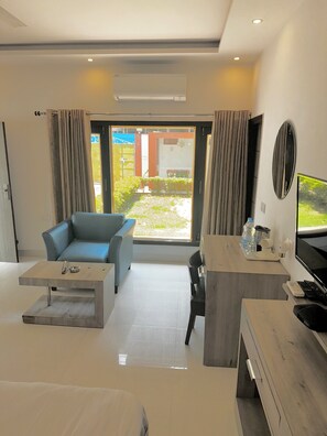 Family Cottage | Laptop workspace, rollaway beds, free WiFi, bed sheets