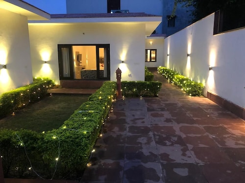 R Cottage Studio Apartments