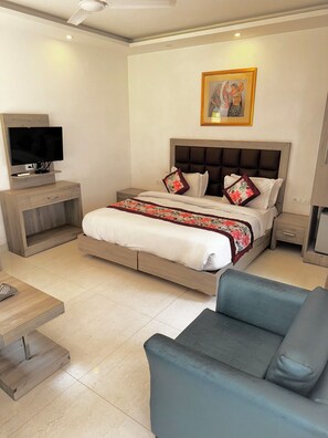 Family Cottage | Laptop workspace, rollaway beds, free WiFi, bed sheets - R Cottage Studio Apartments (New Delhi)