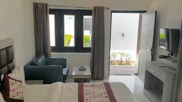 Family Cottage | Laptop workspace, rollaway beds, free WiFi, bed sheets