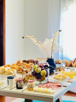 Free daily buffet breakfast - Pousada Blue Village (Campos do Jordão)