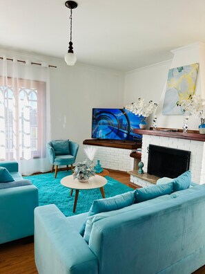 20-inch LCD TV with cable channels - Pousada Blue Village (Campos do Jordão)