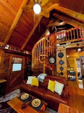 Smart-TV, Kamin, DVD-Player, Bücher