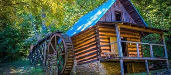 CharMing 2-BeD CoZy CaBin w-WiFi, AC & FiRe PlaCe, CenTraL to 3 LoCal MTN.Towns