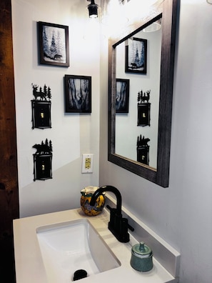 Secadora de cabello, toallas, jabón, shampoo 