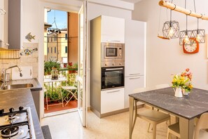 Réfrigérateur, four à micro-ondes, un four, surface de cuisson