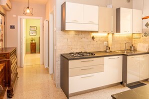 Frigorifero, microonde, forno, piano cottura