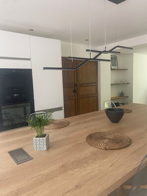 Réfrigérateur, four à micro-ondes, un four, surface de cuisson