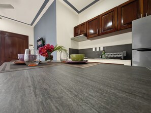 Kylskåp, spishäll, kaffe- och tebryggare och brödrost