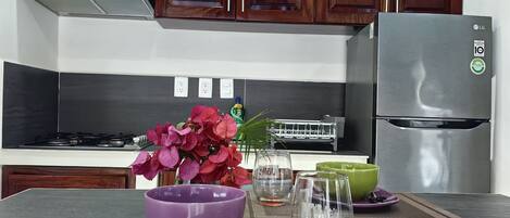 ثلاجة، موقد طهي مسطح، ماكينة لصنع القهوة/الشاي، محمصة خبز