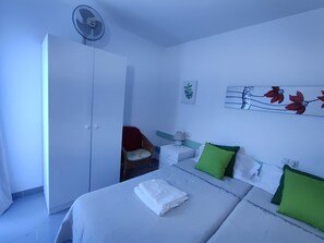 1 dormitori, planxa i posts de planxar, wifi gratuïta i roba de llit