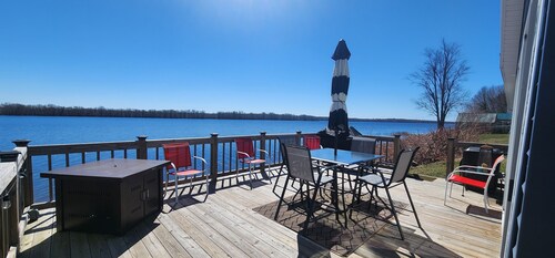 Charming 2-bedroom waterfront cottage in Black lake NY