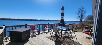 Charming 2-bedroom waterfront cottage in Black lake NY