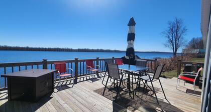 Charming 2-bedroom waterfront cottage in Black lake NY