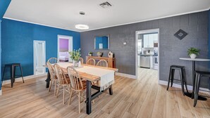 Une cuisine moderne avec un coin repas.
