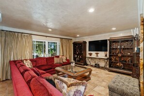 Smart TV, chimenea, tenis de mesa y estéreo 