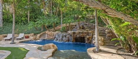 Utendørsbasseng og et oppvarmet basseng