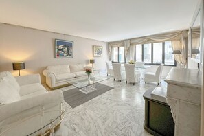 Living area - 2BR Luxury - Cannes - Rue d'Antibes - Top Location (Cannes)