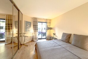 2 bedrooms, iron/ironing board, WiFi, bed sheets - 2BR Luxury - Cannes - Rue d'Antibes - Top Location (Cannes)