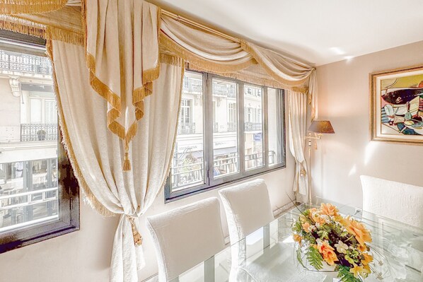 Dining - Cannes TOP Location • Luxury - 2BR - Rue d'Antibes (Cannes)
