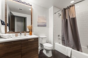Dusche, Haartrockner, Handtücher, Seife