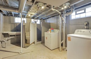 Douche, sèche-cheveux, serviettes fournies