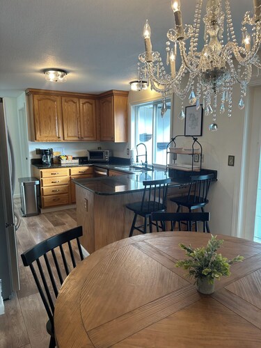 Cozy 4-bedroom house with WiFi, central air, & EV Charging in Tacoma