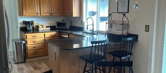 Cozy 4-bedroom house with WiFi, central air, & EV Charging in Tacoma