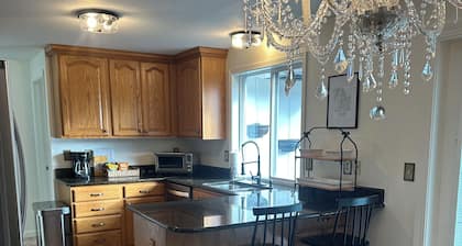 Cozy 4-bedroom house with WiFi, central air, & EV Charging in Tacoma