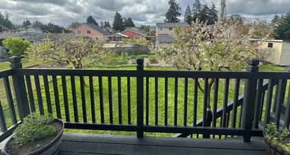 Cozy 4-bedroom house with WiFi, central air, & EV Charging in Tacoma